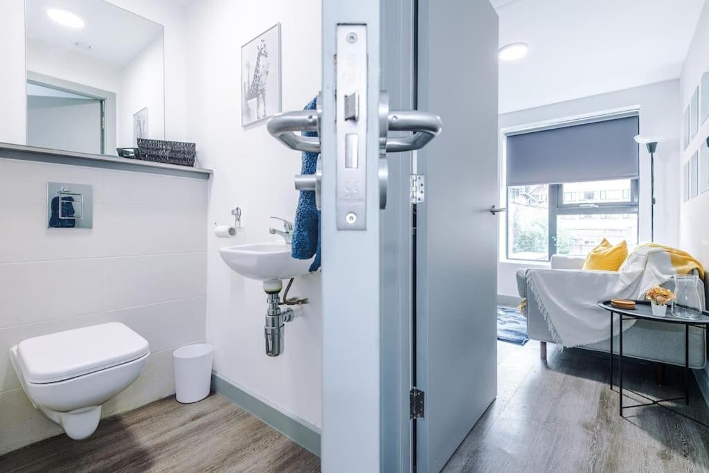 Stunning Duplex In Liverpool, Available For Long Term Liverpool